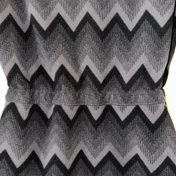 The North Face Women’s Zip Up Chevron Print Jacket w/ Cinched Waist - Picture 9 of 12